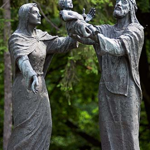 Figury świętych na stacjach przed Klasztorem Jasnogórskim